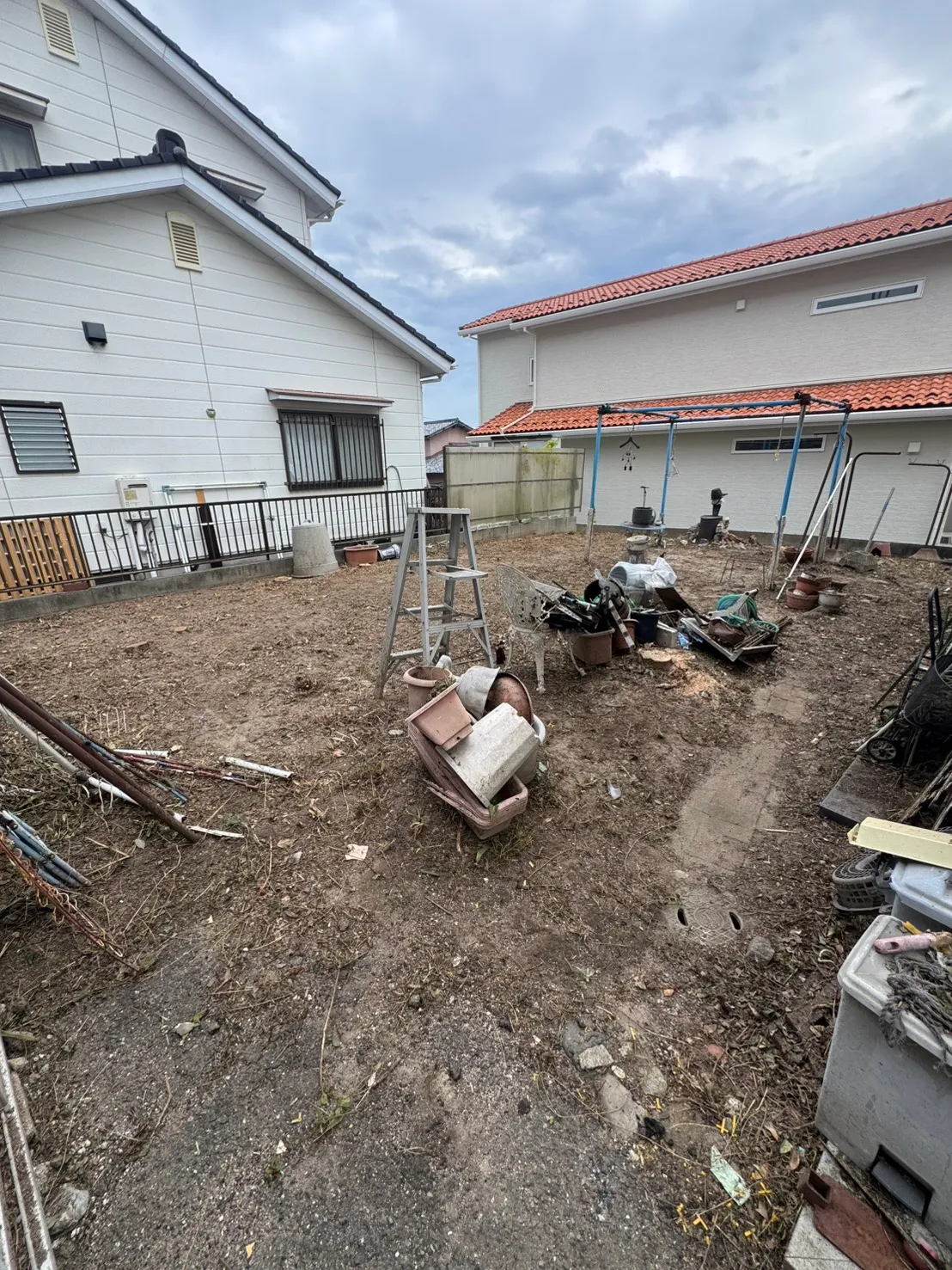 別の角度から見た井口の庭の施工後。柵沿いから物干し設備のまわりまで地面が見える
