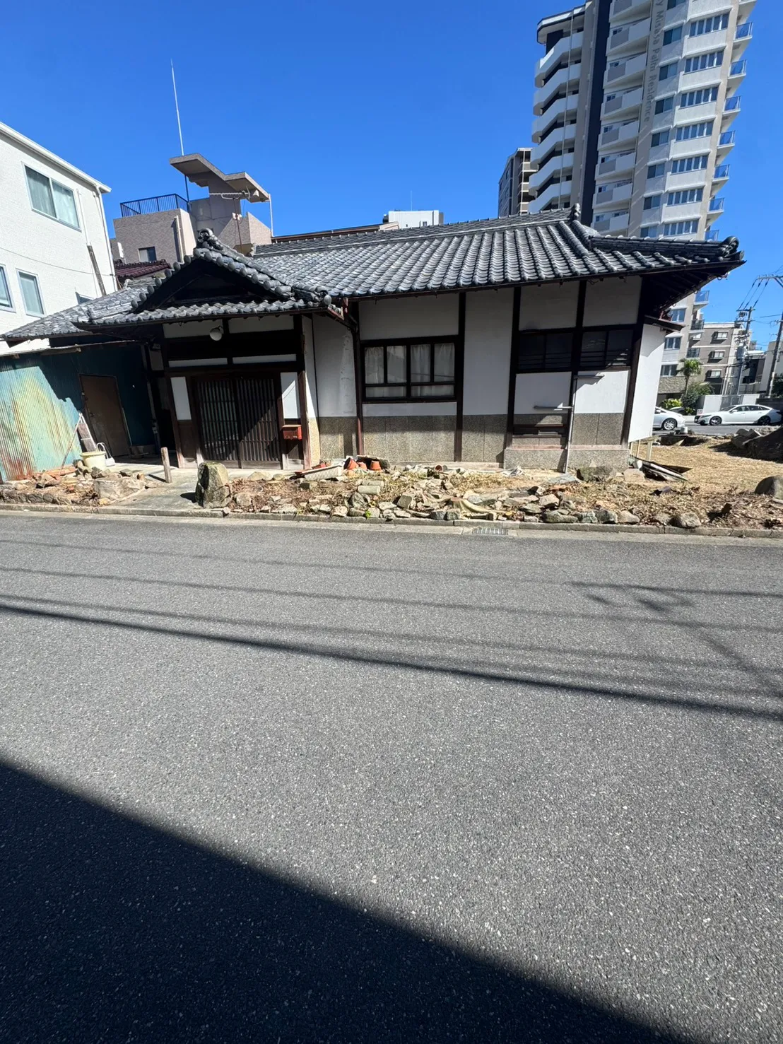 三滝町の施工後。道路側の庭木や草木を整理し、住宅の外観が見えるようになった様子