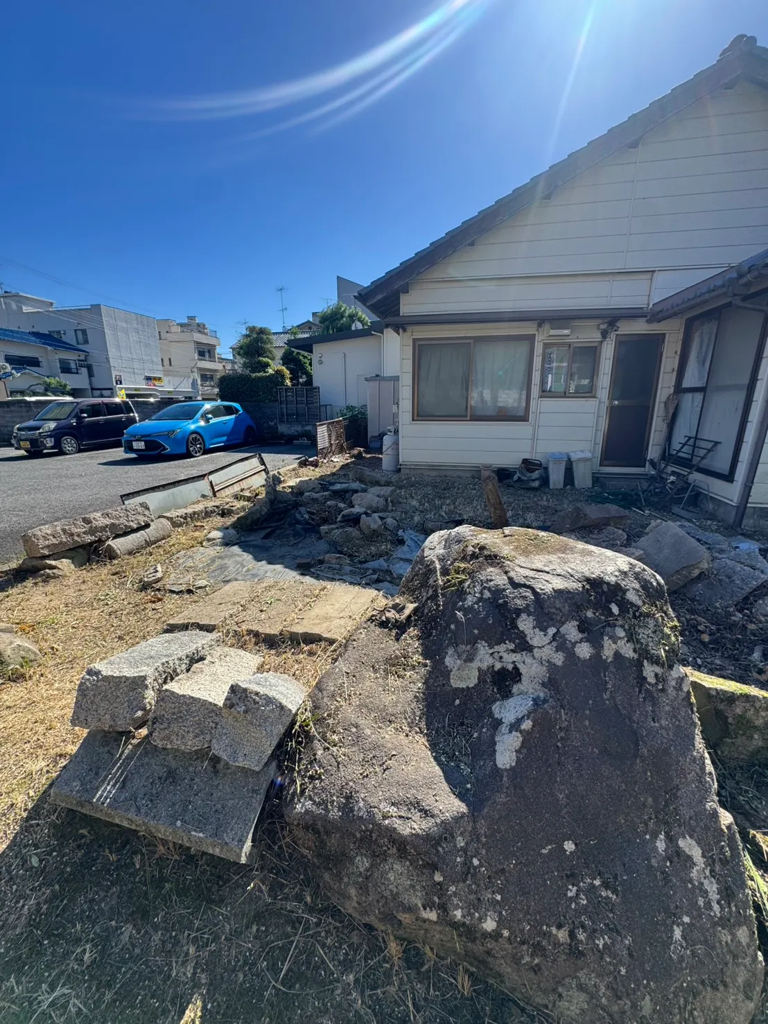 三滝町の施工後。周囲の草木を整理し、大きな庭石と地面が見えるようになった庭