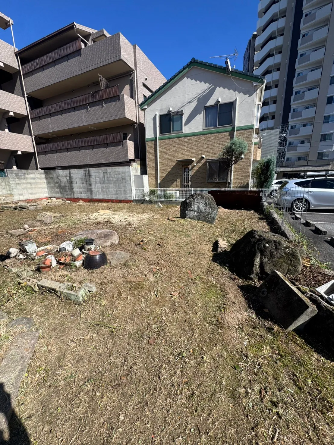 三滝町の施工後。草木を整理し、庭の地面と周囲の建物が見えるようになった様子