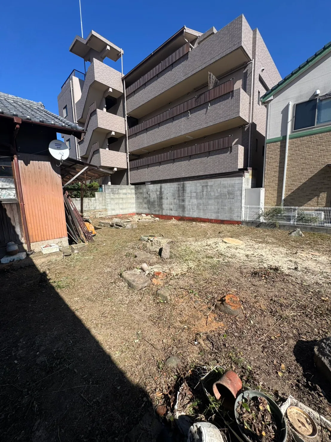 三滝町の施工後。庭の奥まで草木を整理し、敷地の広がりが分かるようになった様子