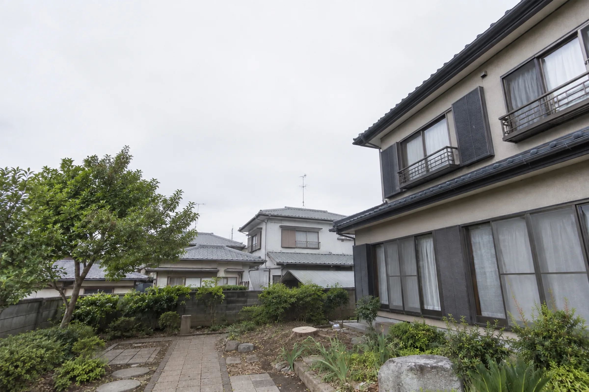 伐採と片付けを終えた住宅の庭