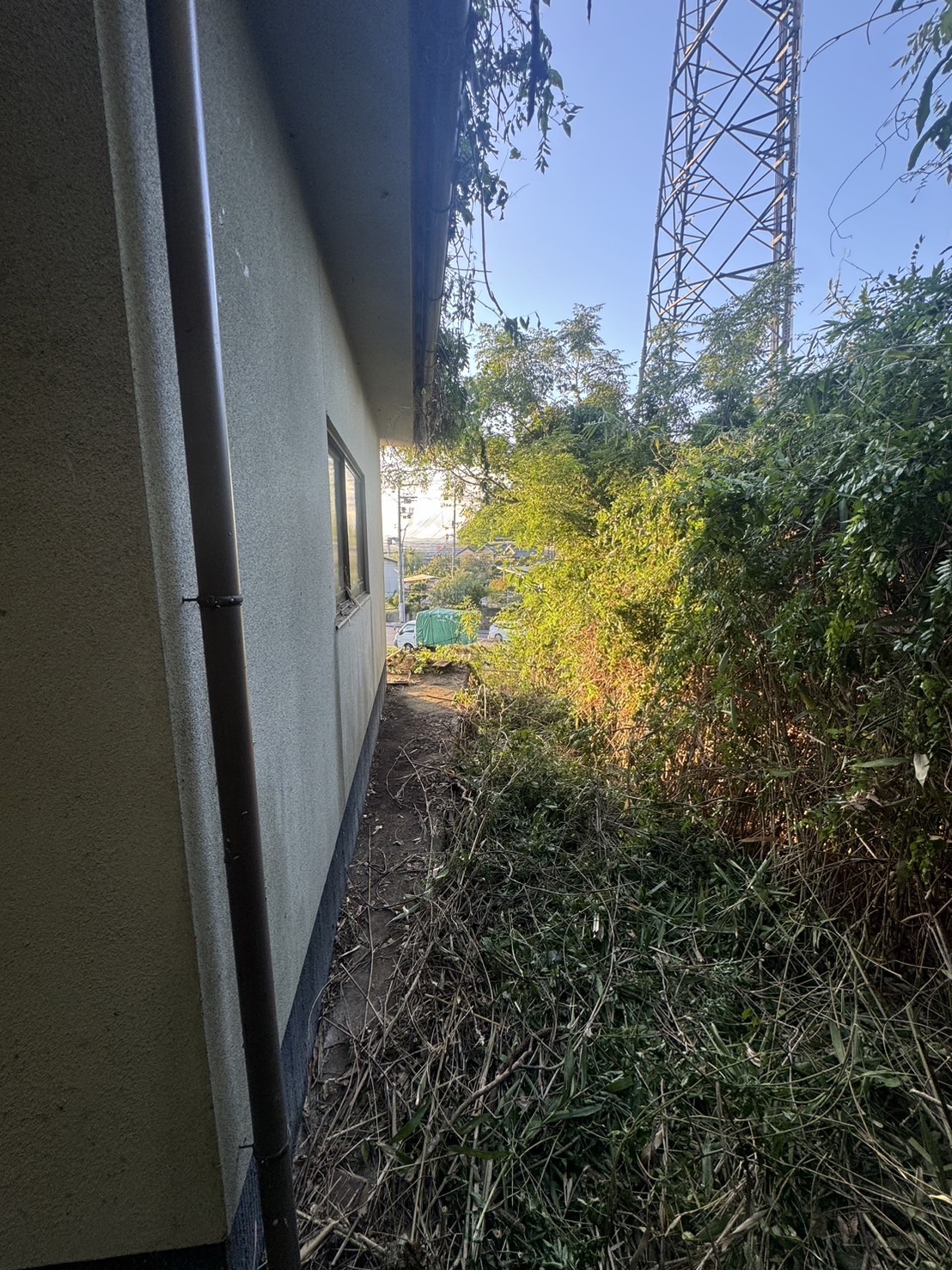 福山市神辺町川北 建物際のクリアランス確保（After）